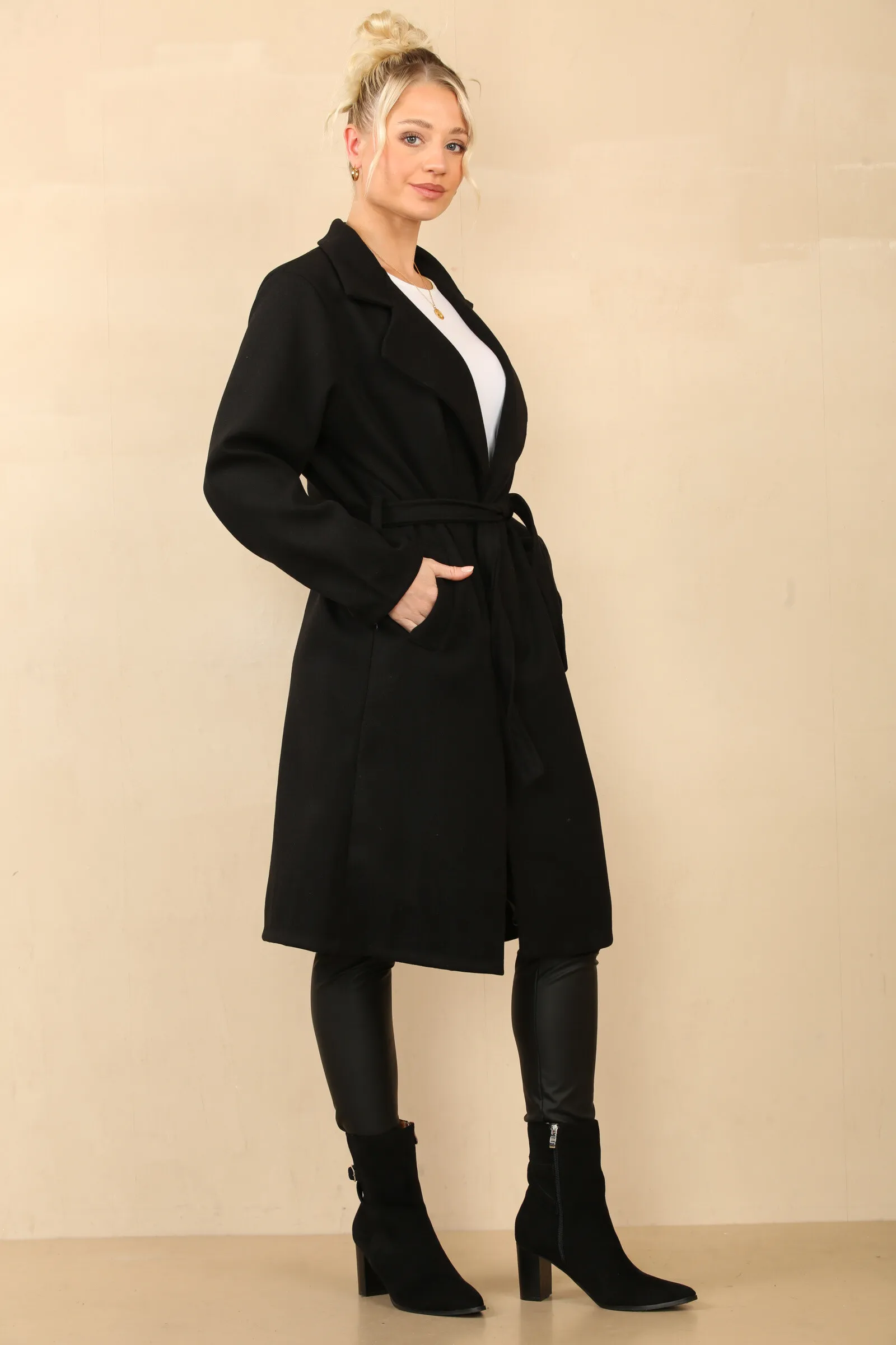 Elegante lange Jacke mit Gürtel und entspannter Passform und Kragen Ref. V3503