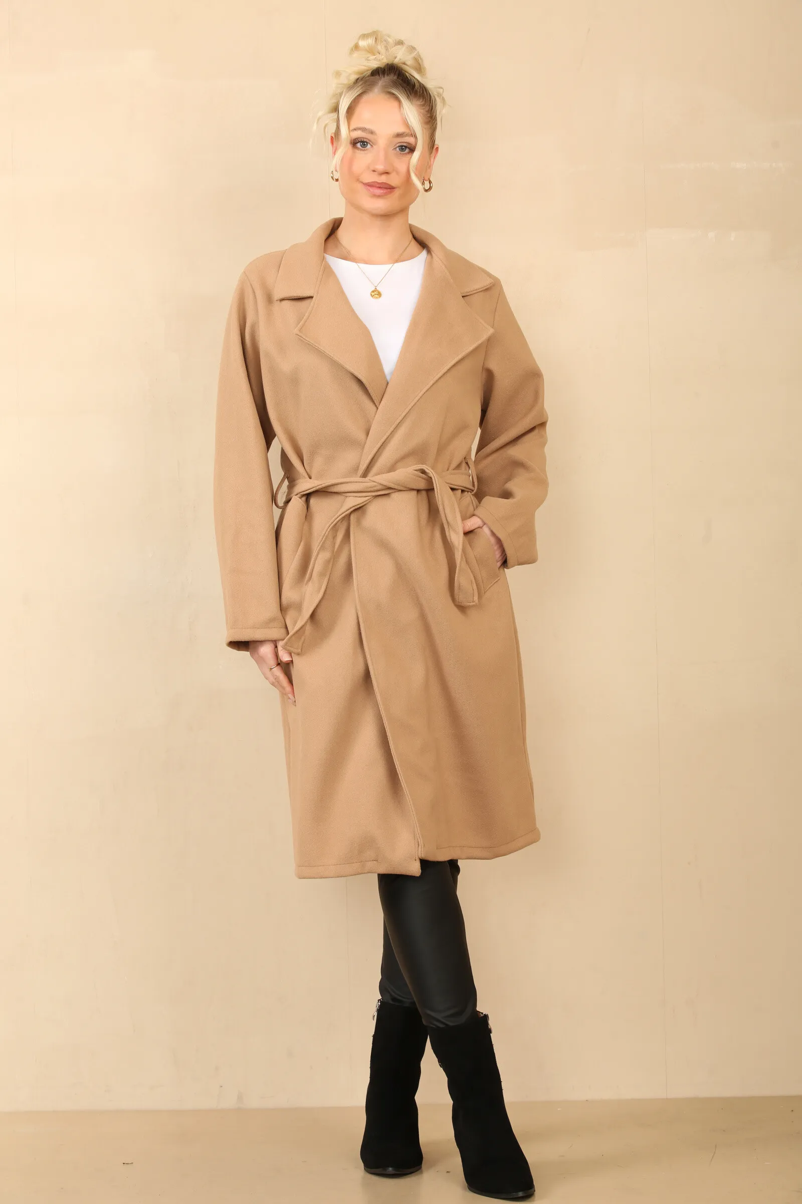 Elegante lange Jacke mit Gürtel und entspannter Passform und Kragen Ref. V3503
