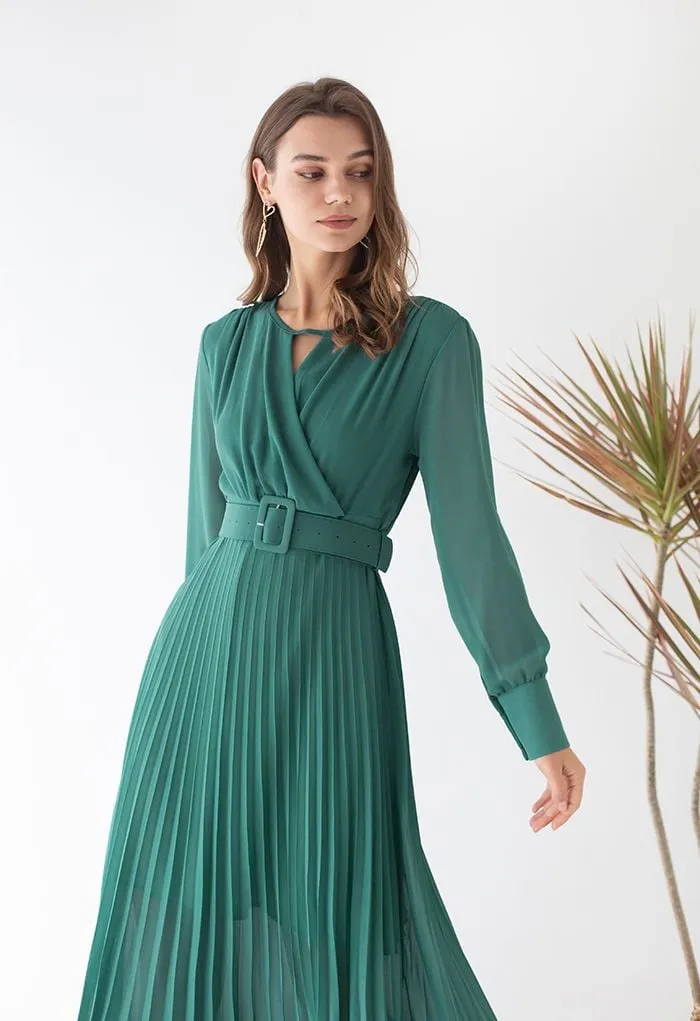 Fließendes, plissiertes Chiffon-Wickel-Maxikleid in Grün