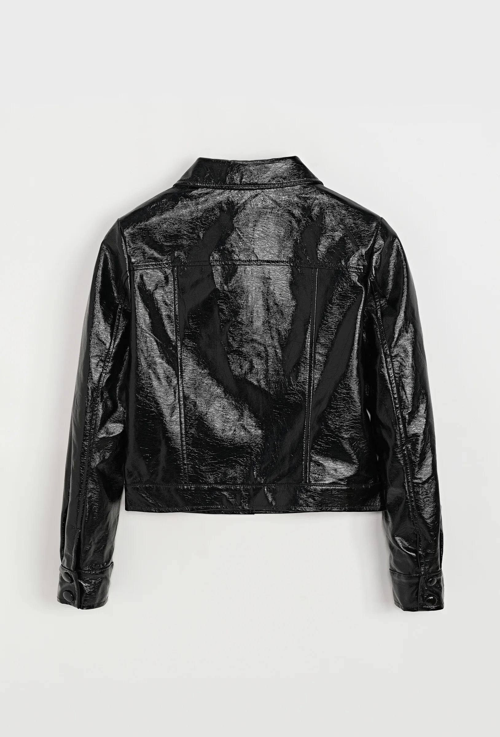 Kurze Jacke aus Kunstleder mit Vinyleffekt