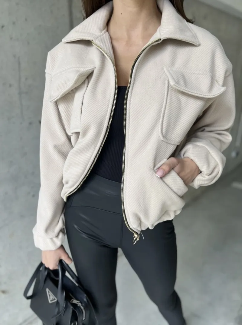 Kurze Jacke mit Reißverschluss und Taschen