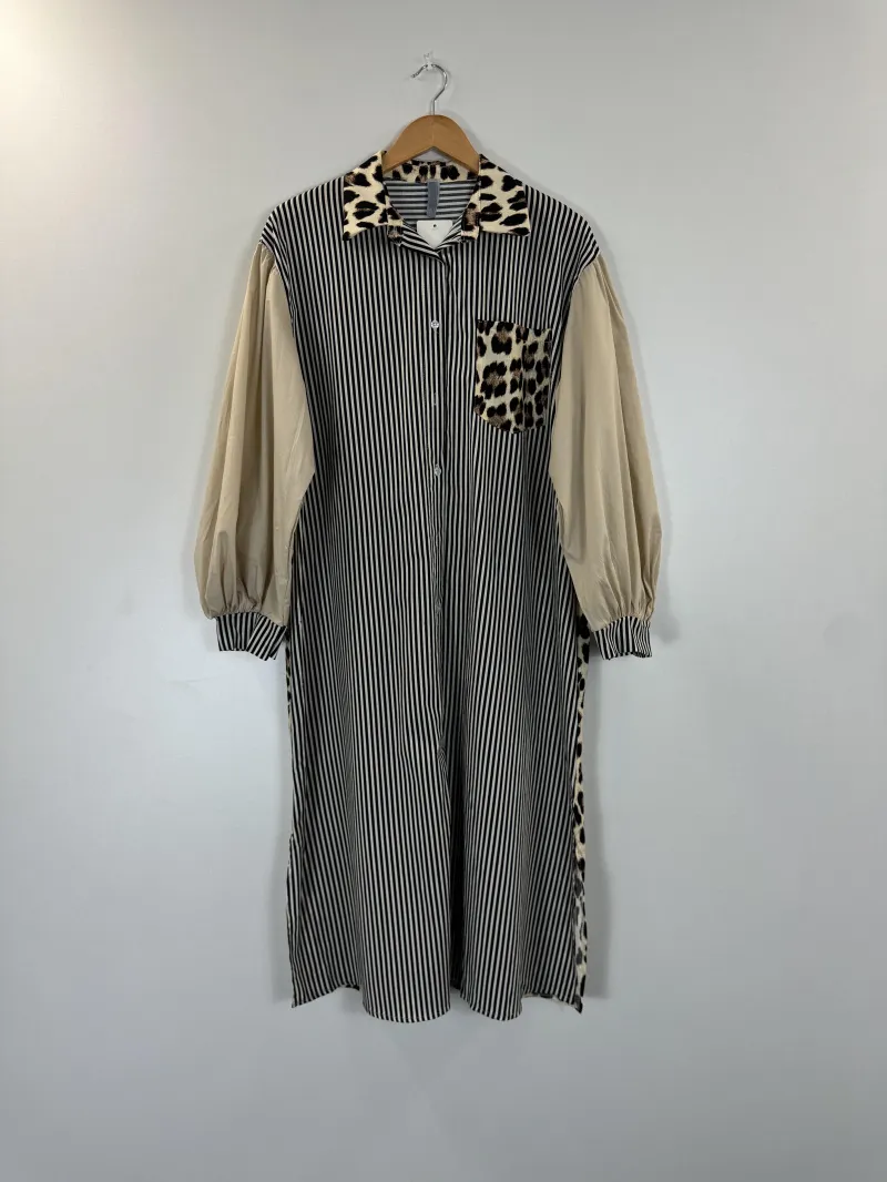 Langes gestreiftes Hemd mit Leopardendetail