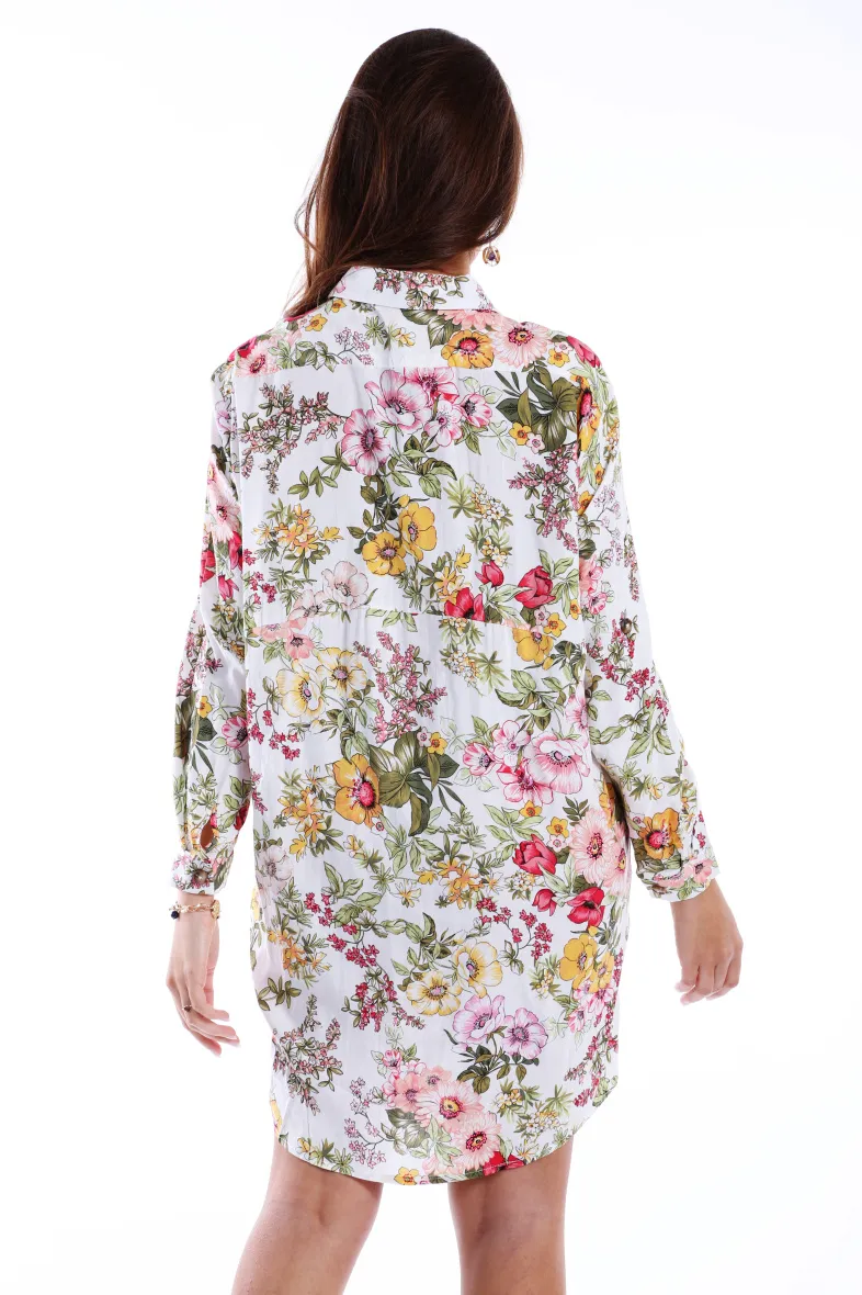 Langärmliges Hemd. Weißes, mittellanges Kleid mit Blumenmuster