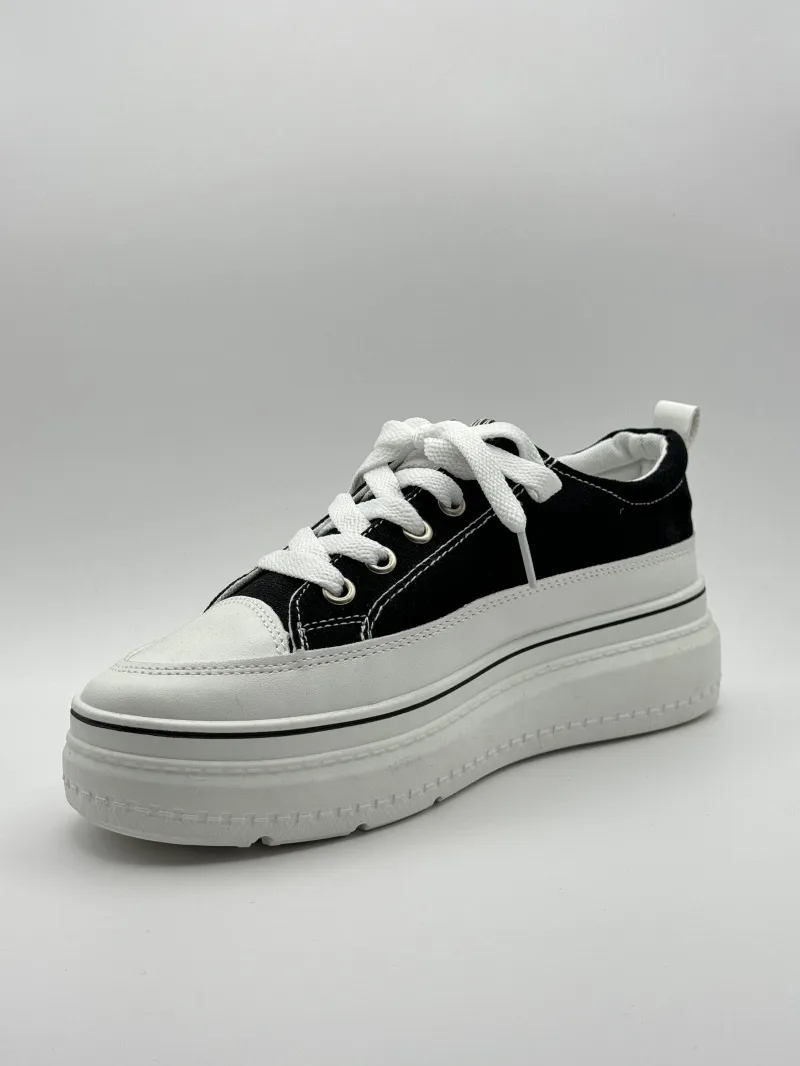 Lässige, klobige Sneaker im Denim-Stil