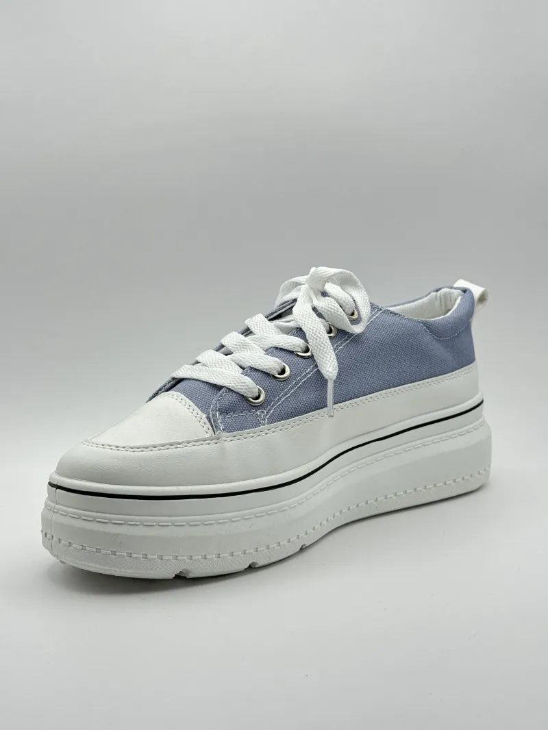 Lässige, klobige Sneaker im Denim-Stil