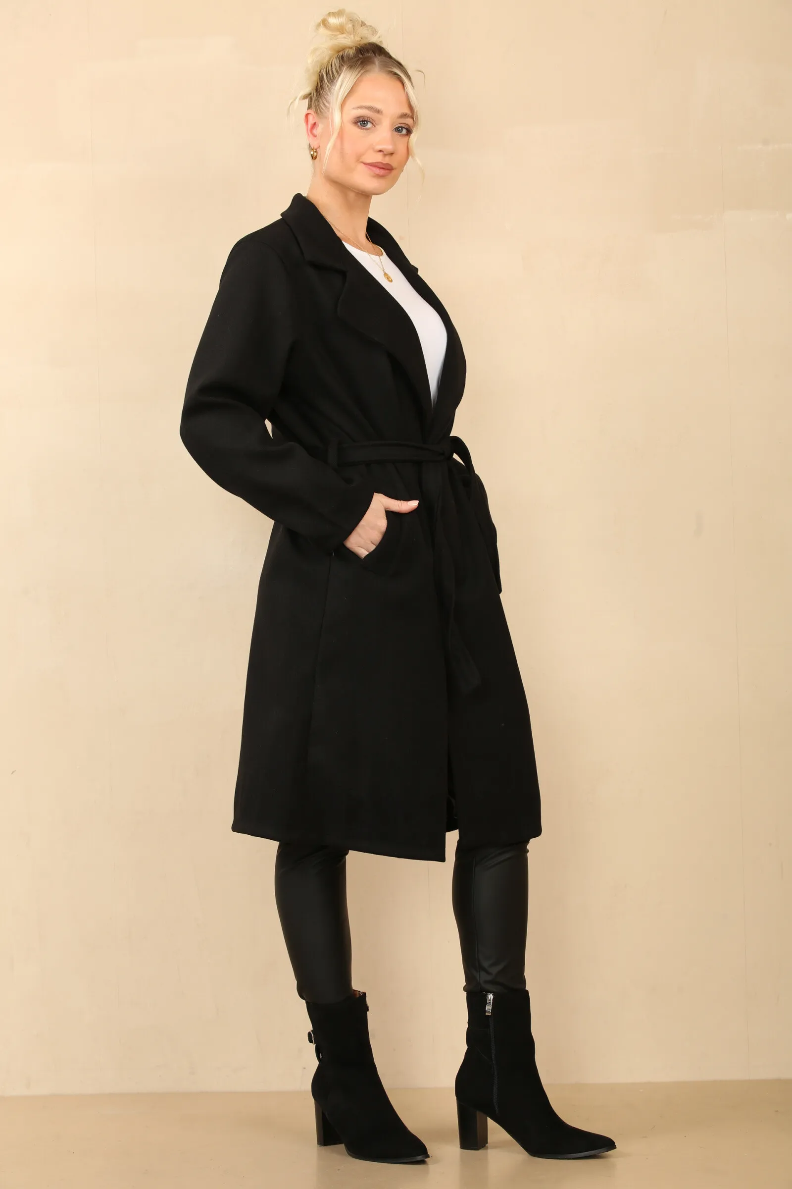 Raffinierte lange Jacke mit Gürtel und entspannter Passform Art.-Nr. SKV3503