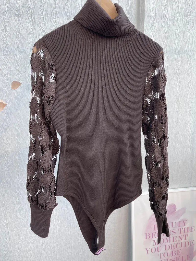 ROLLHALS-Bodysuit-Pullover mit Spitzenärmeln
