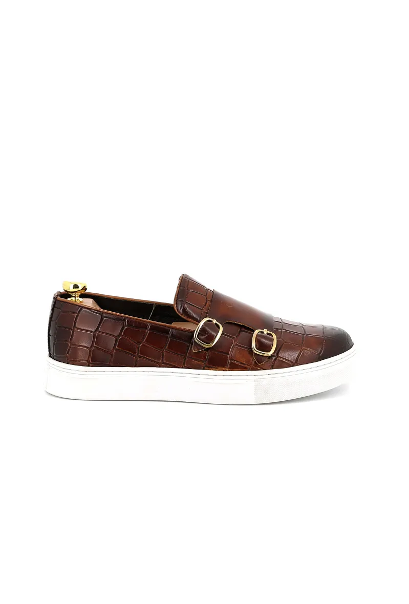 Slip-on-Sneaker aus Leder mit Krokodileffekt und Schnallen