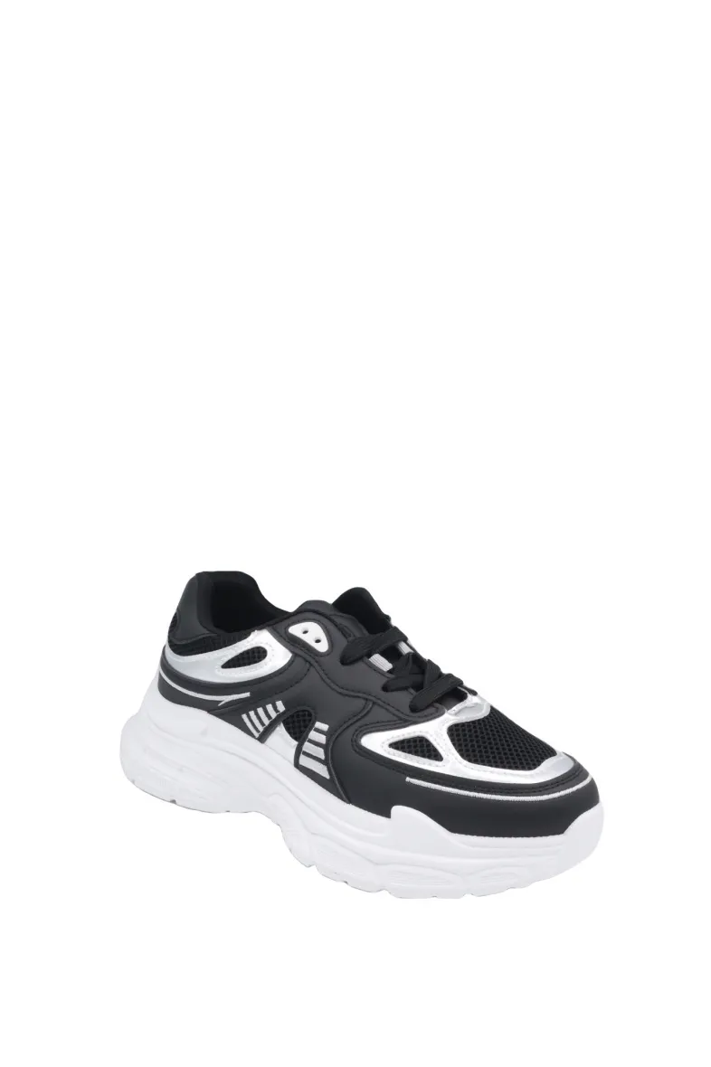 Sneaker mit modischem Materialmix