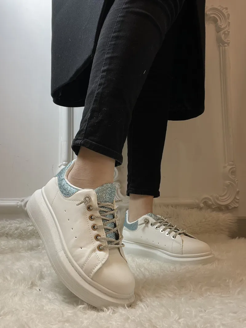 Sneaker mit Strass-Schnürsenkeln