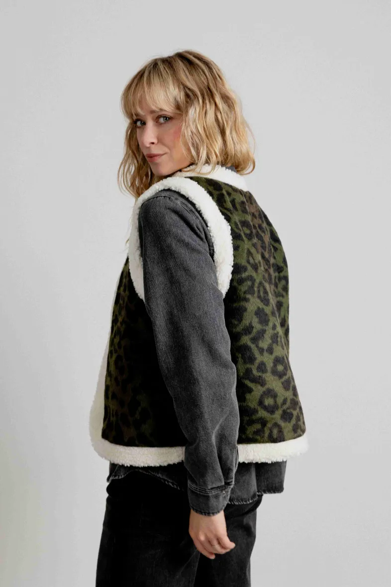 Ärmellose Jacke mit Leopardenmuster und Wollbesatz
